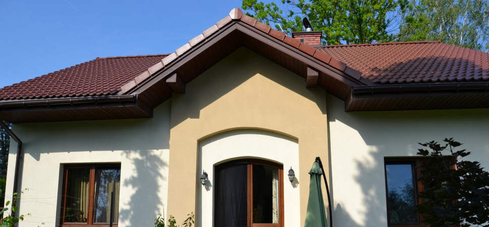 Dwuspadowy dach pokryto dachówką cementową w kształcie podwójnego S z glazurowaną powierzchnią