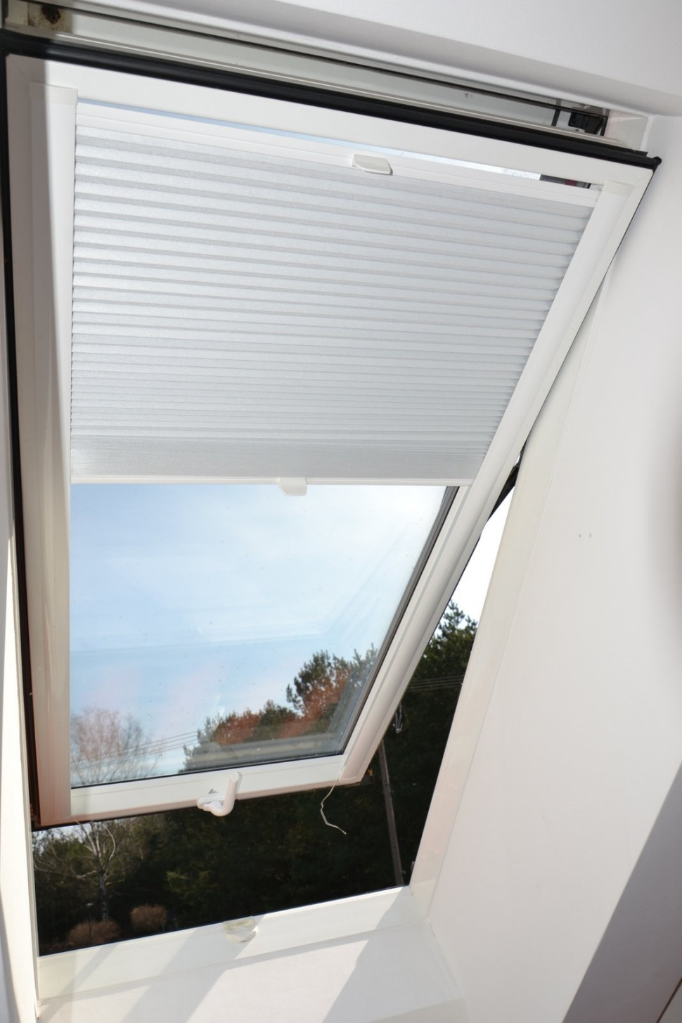 Okno dachowe z roletą wewnętrzną