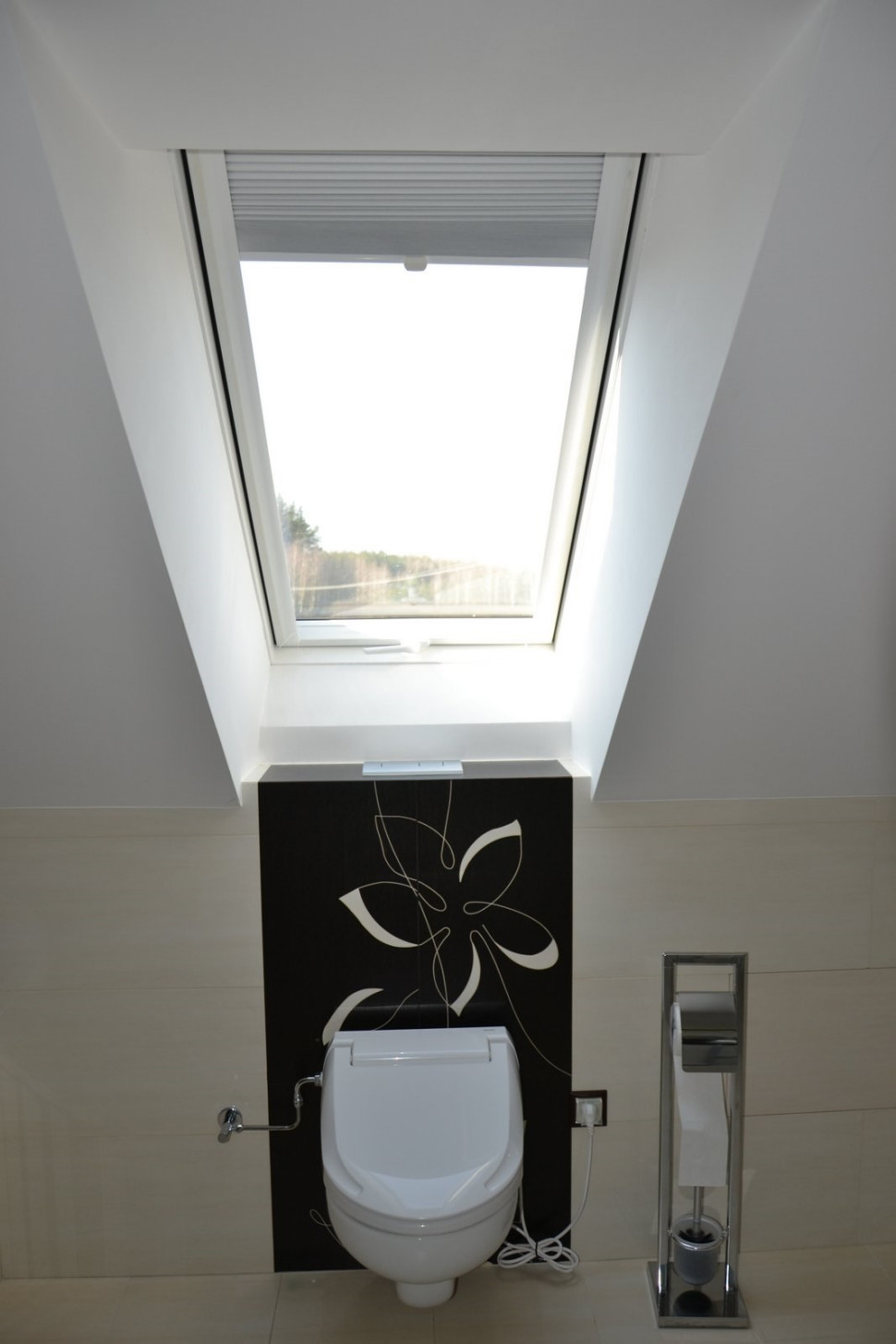 Okno dachowe wysokoosiowe w łazience