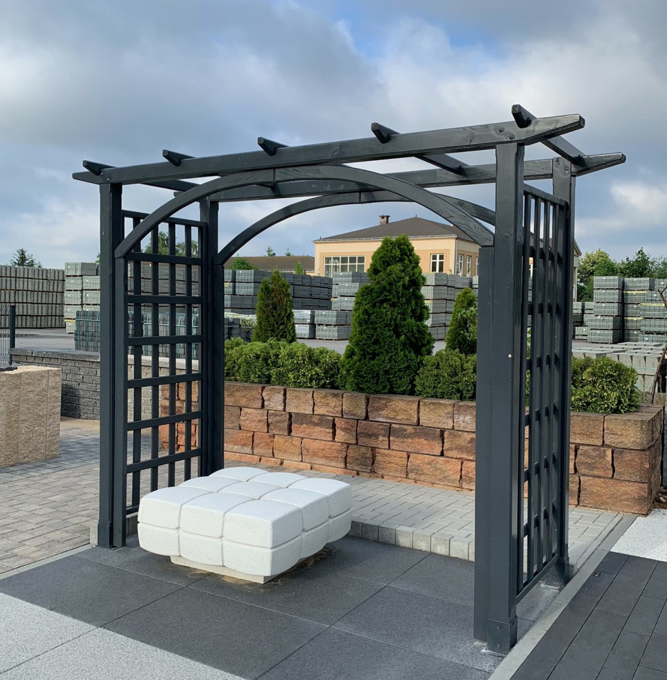 Pergola w ogrodzie w Janikowie