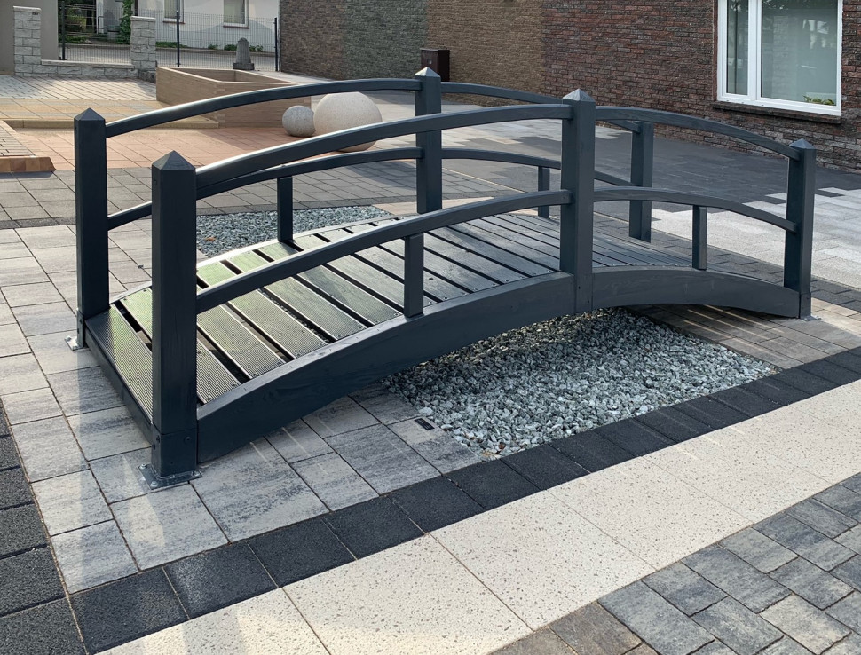 Pomost - jeden z obiektów w ogrodzie w Janikowie