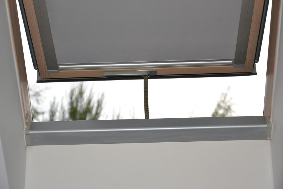 Aby móc umyć okno, trzeba najpierw użyć klamki i zdjąć skrzydło z siłownika