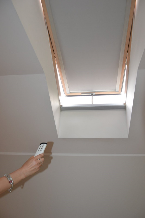 Pilot do operowania skrzydłem i zaciemniającą roletą