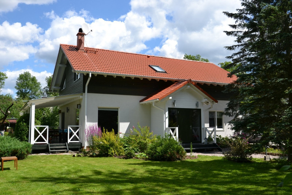 W krótkiej wschodniej połaci dachu o nachyleniu 30° znajduje się jedno obrotowe okno