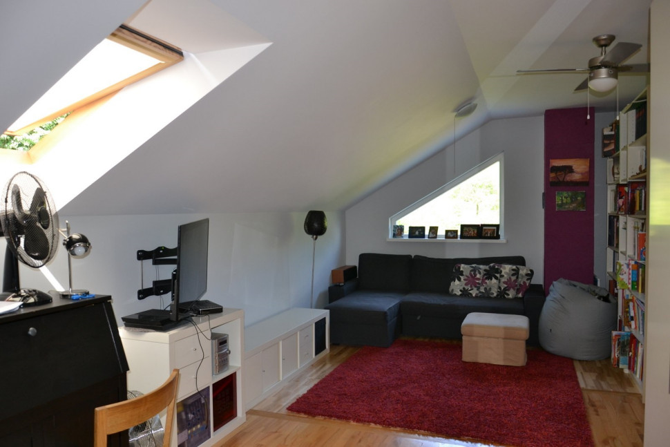 Pod oknem dachowym, w rodzinnym pokoju na poddaszu, urządzono stanowisko komputerowe