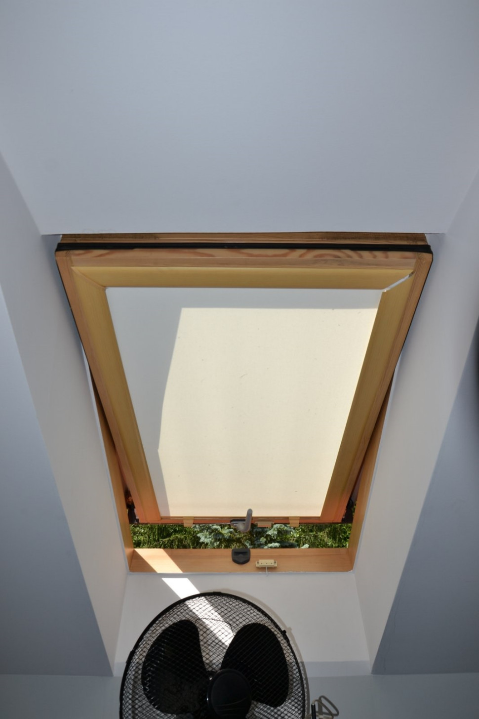 Okna z klamką w dolnej ramie po roku zaopatrzono w półzaciemniające rolety wewnętrzne