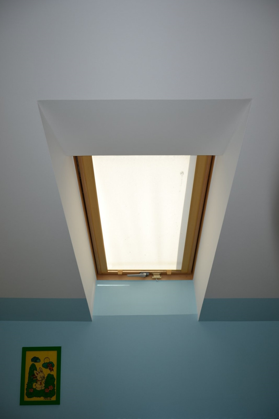 Okna z klamką w dolnej ramie po roku zaopatrzono w półzaciemniające rolety wewnętrzne