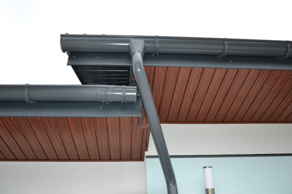 W stalowym systemie rynnowym zastosowano 52 haki oraz kilka łączników rynien