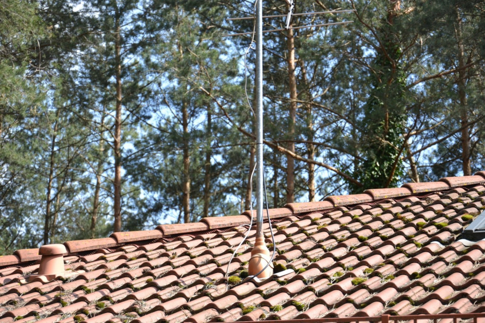 Gotowe kominki wentylacyjne i przejście instalacyjne dla anteny