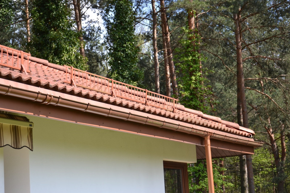 Rur spustowych celowo nie założono wzdłuż podbitki o szer. 80 cm