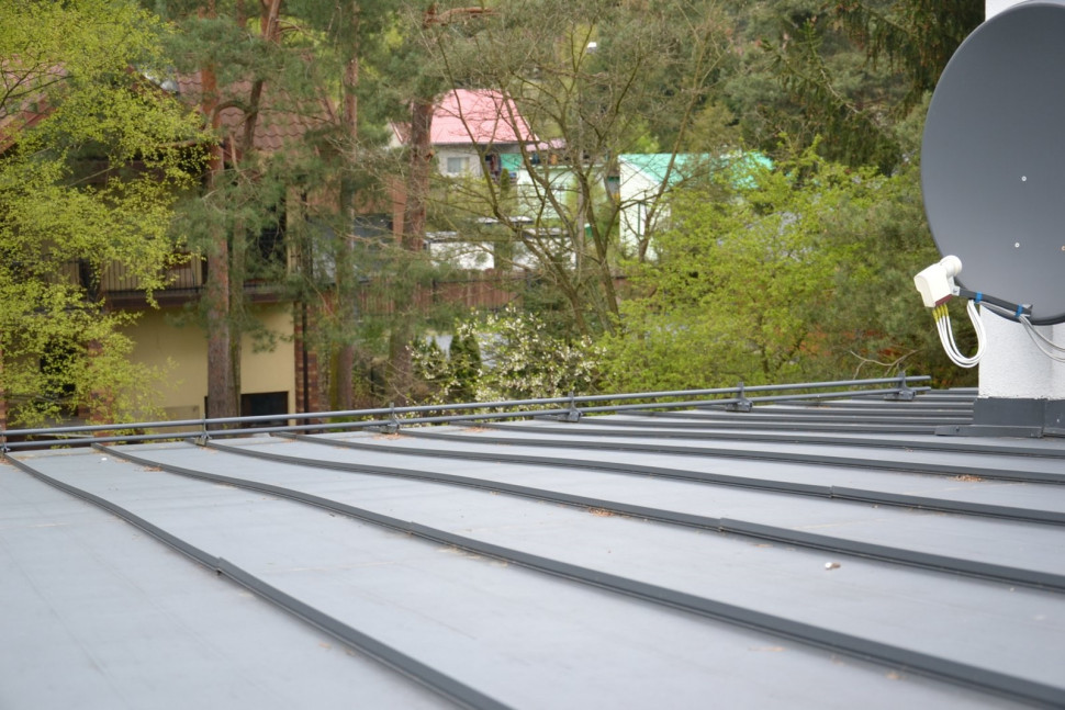 Na skraju długiego jednospadowego dachu zamontowano barierę przeciwśniegową