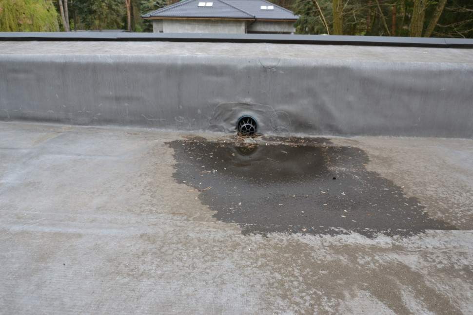 Na płaskim dachu odwróconym nad garażem ułożono wodoszczelną membranę EPDM i wodę skierowano do rury spustowej