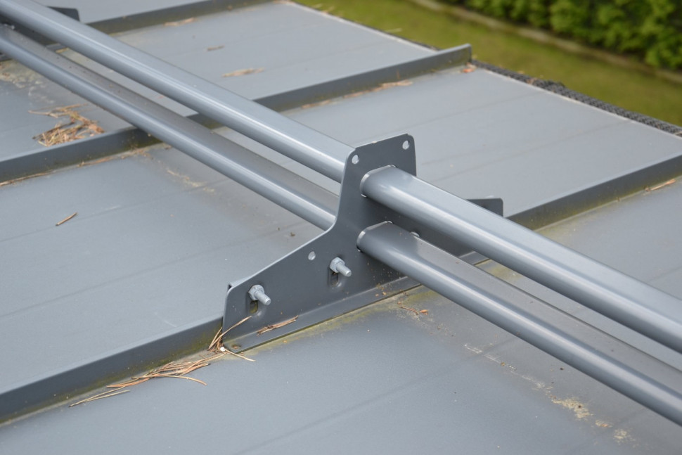 Bariera przeciwśnieżna i sposób jej zamontowania do połaci pokrytej płaską blachą na rąbek stojący