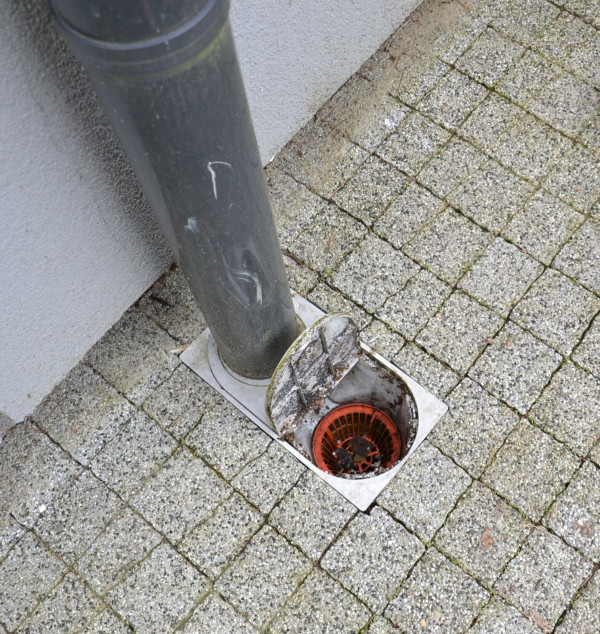 W rurach spustowych zamontowano wpusty odpływowe połączone rurami z trzema studniami chłonnymi