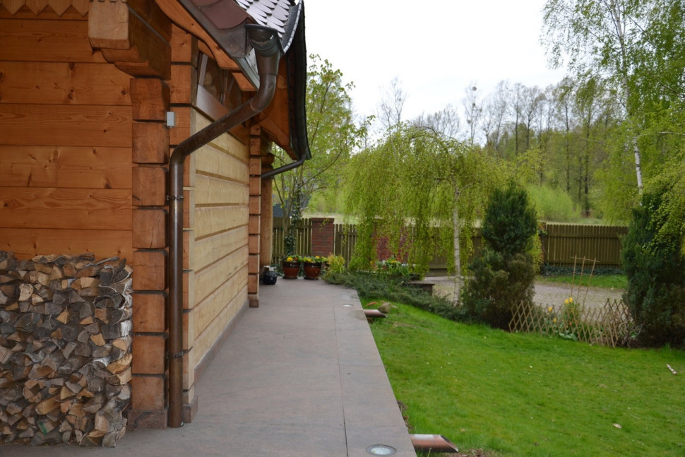 Deszczówkę odprowadza się z rur spustowych wprost na grunt, albo rurami pod posadzką tarasu