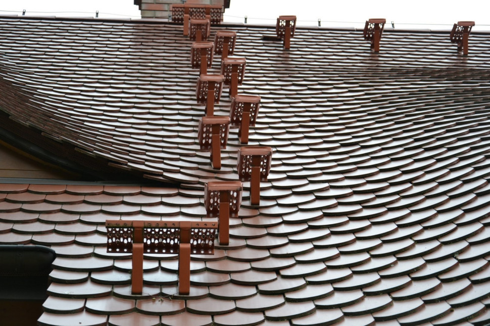 Stopnie kominiarskie dekarze poprowadzili do obu kominów