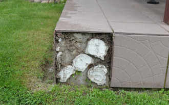 Wadliwie wykonany taras - boczne płytki szybko odpadły