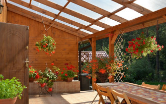 Taras nad piwnicą pokryty płytami z poliwęglanu