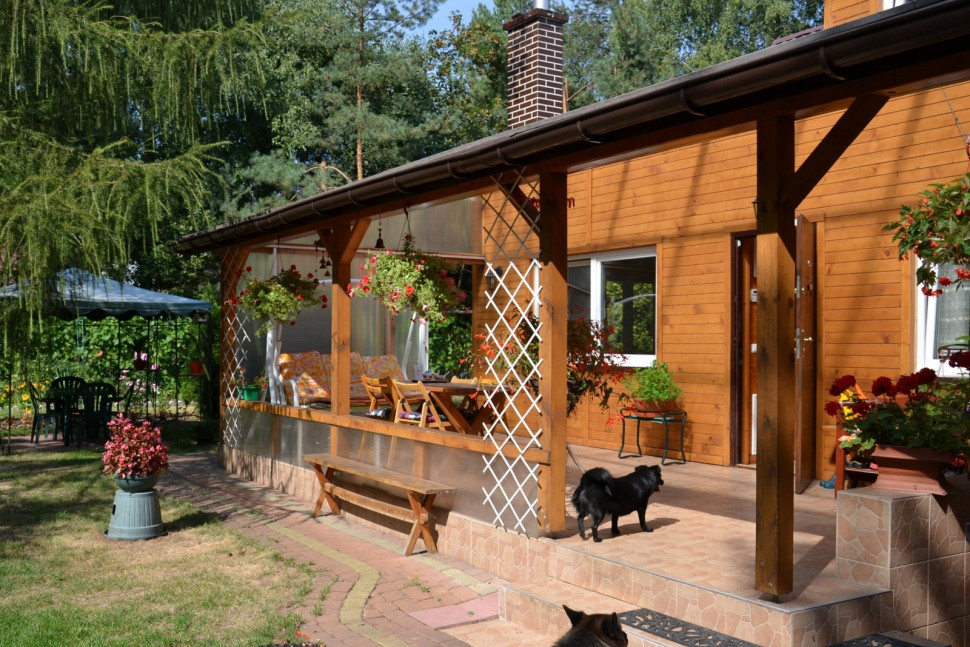 Płytę tarasową z południową ekspozycją latem zacienia modrzew