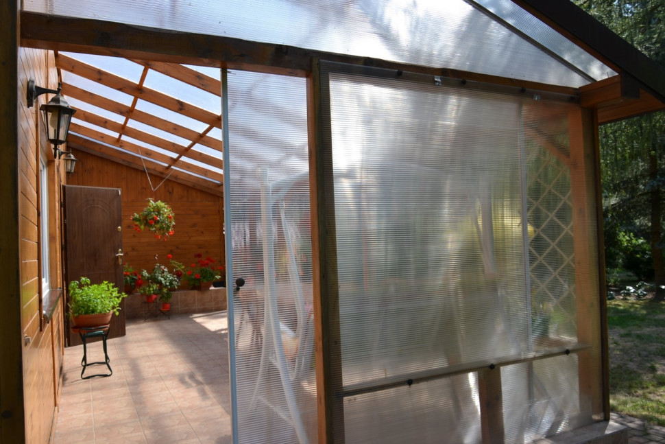 Taras ze ścianką przesuwną z płyt poliwęglanu komorowego