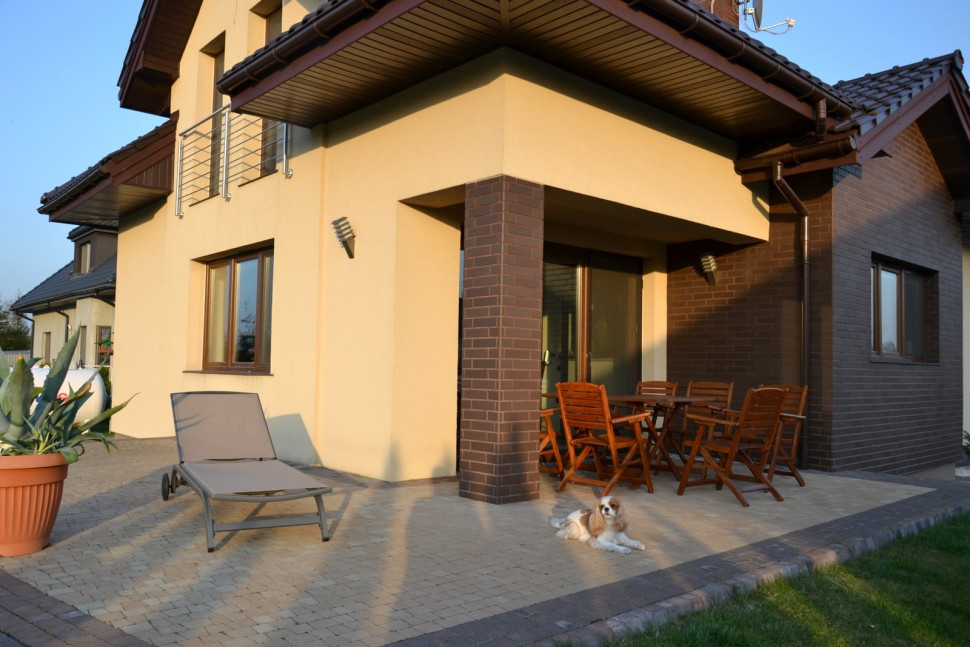 Narożny taras wykończony kostką betonową