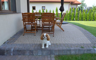 Narożny taras na płycie betonowej wykończony kostką