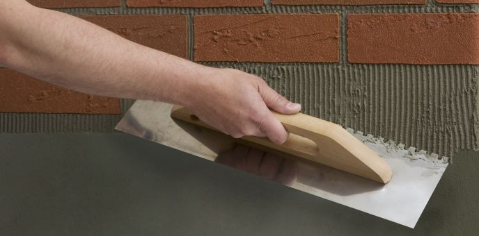 Pierwszym krokiem jest rozprowadzenie kleju ELABRICK pacą na powierzchnię ok. 1m2