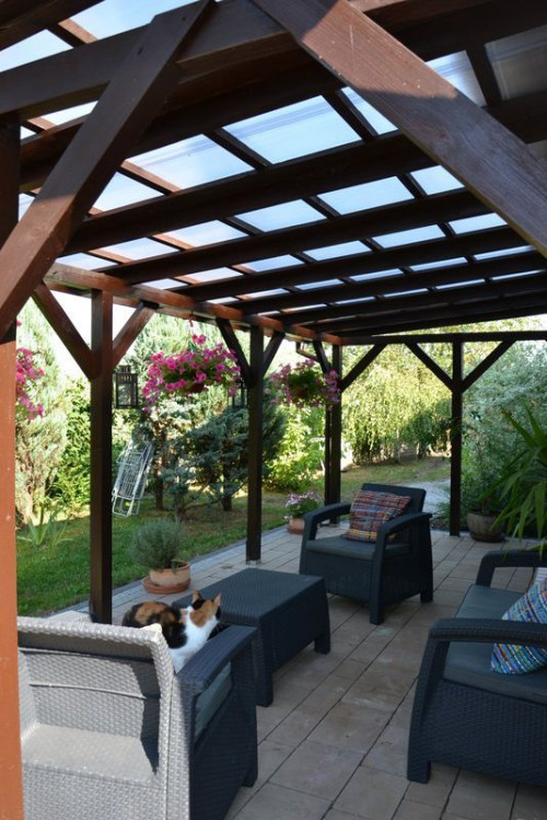 Meble z technorattanu i drewna egzotycznego stoją na tarasie cały rok