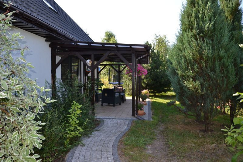 Taras na poziomie gruntu zlicowany jest ze ścieżką