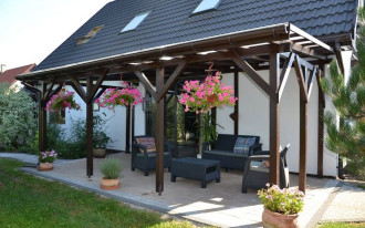 Taras na gruncie z pergolą - kłopoty z zadaszeniem z pleksi. Nie sprawdziła się!