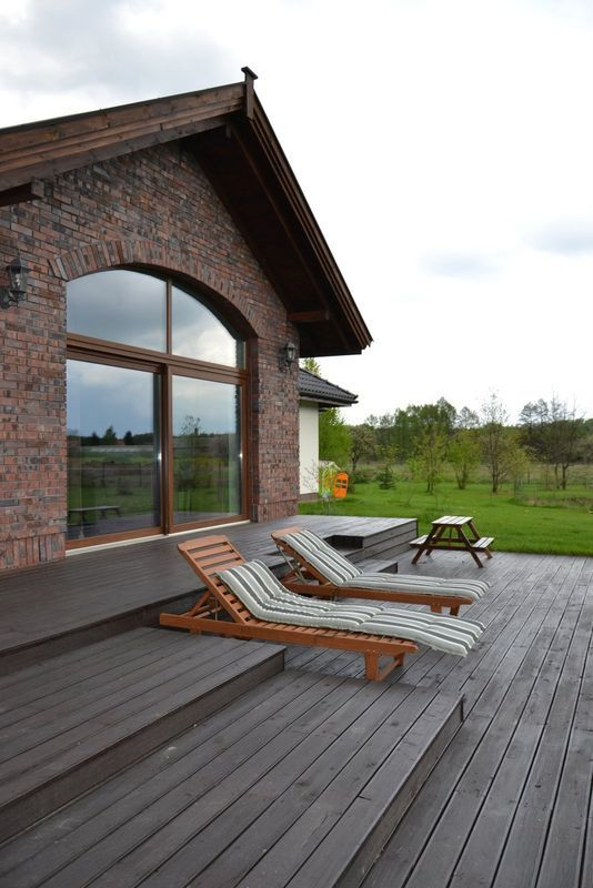 Uskoki w podeście sprawiają, że ciemna posadzka nie wygląda zbyt jednorodnie i monumentalnie