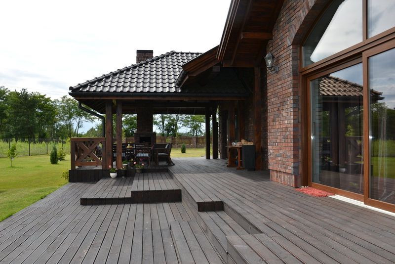 W nasłonecznionej części deski bardziej pracują niż w zadaszonej - wypadają z nich sęki