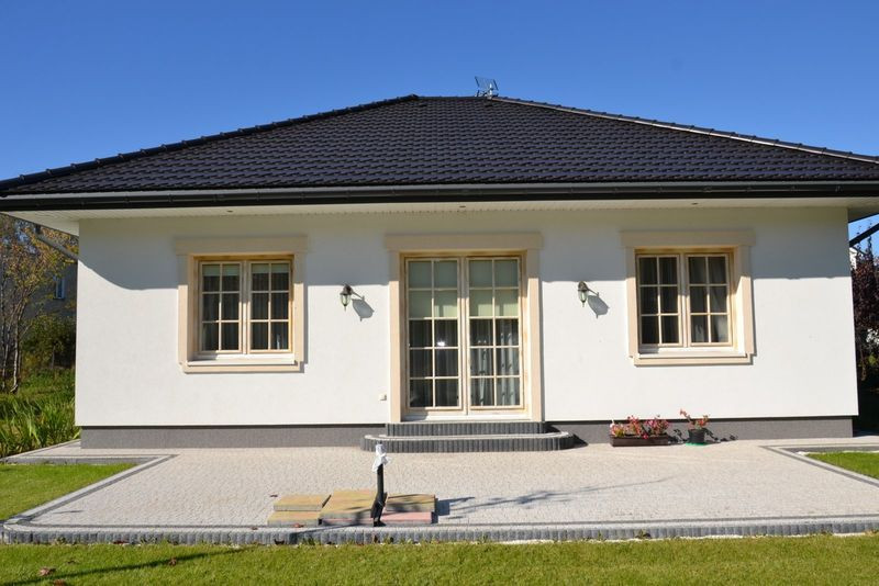 Nawierzchnia z betonowej kostki imitującej granit (35 m2) ma spadek i jest dostatecznie przepuszczalna