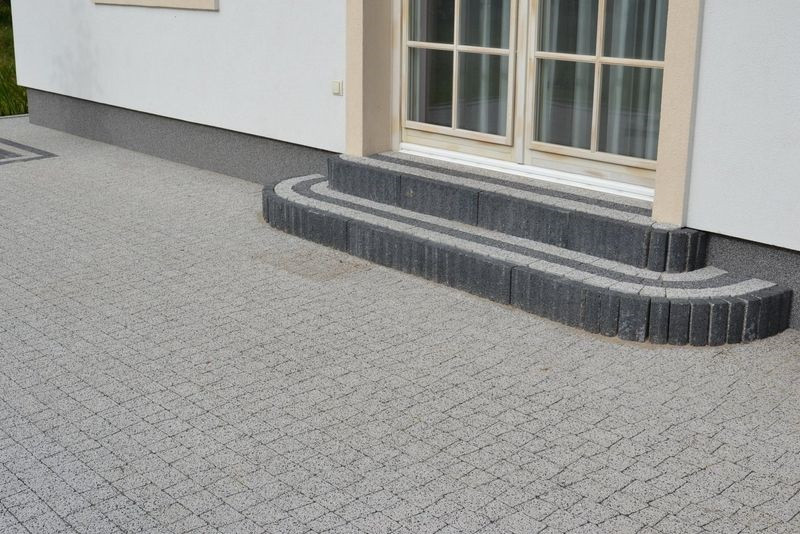 Do wykończenia zaokrąglonych schodów użyto gotowych kształtek z betonu