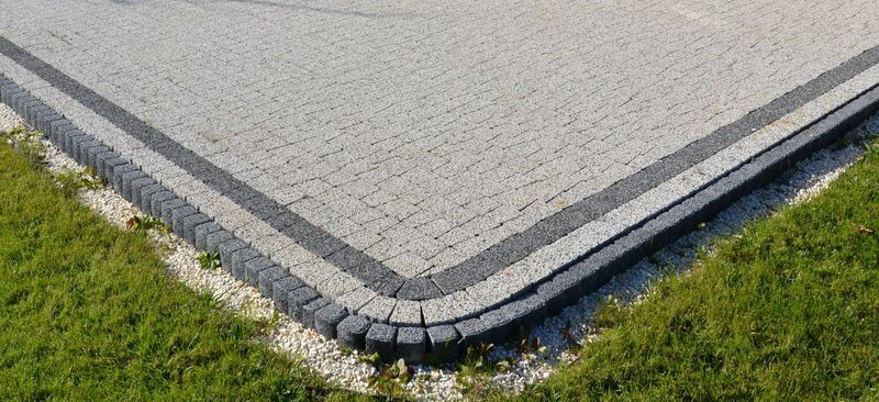 Właścicielom przeszkadza, że na zaokrąglonych obrzeżach tarasu, między długimi betonowymi kształtkami, są nieestetyczne szpary