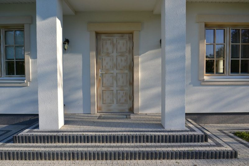 Kiedy na tarasie jest za gorąco, właściciele wypoczywają na ganku