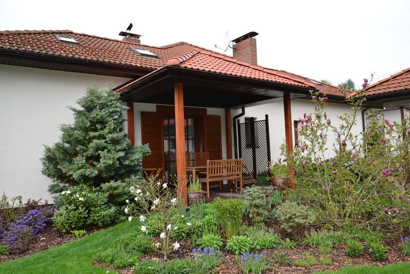 Wschodnia elewacja z dobudowanym tarasem