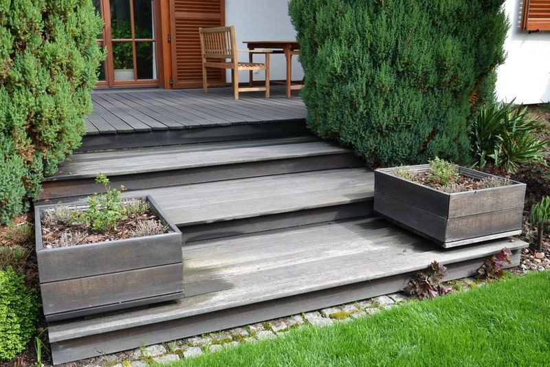 Skrzynie na rośliny również wykonano z drewna egzotycznego