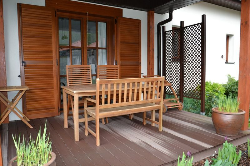 Wschodni taras z kratownicą z drewna
