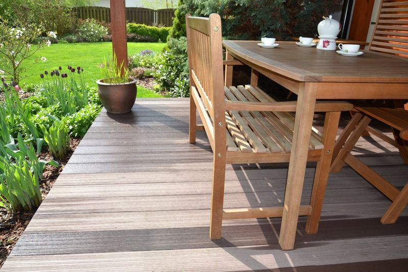 Meble z drewna eukaliptusowego