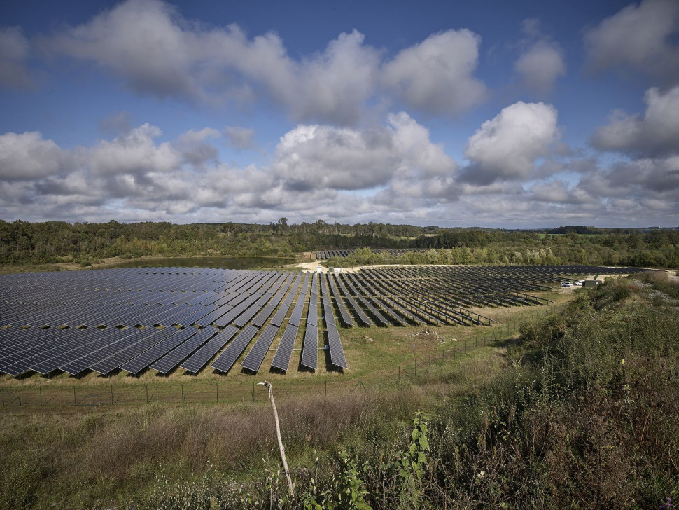 Farma fotowoltaiczna na miejscu kopalni gliny w Laplaud, Francja