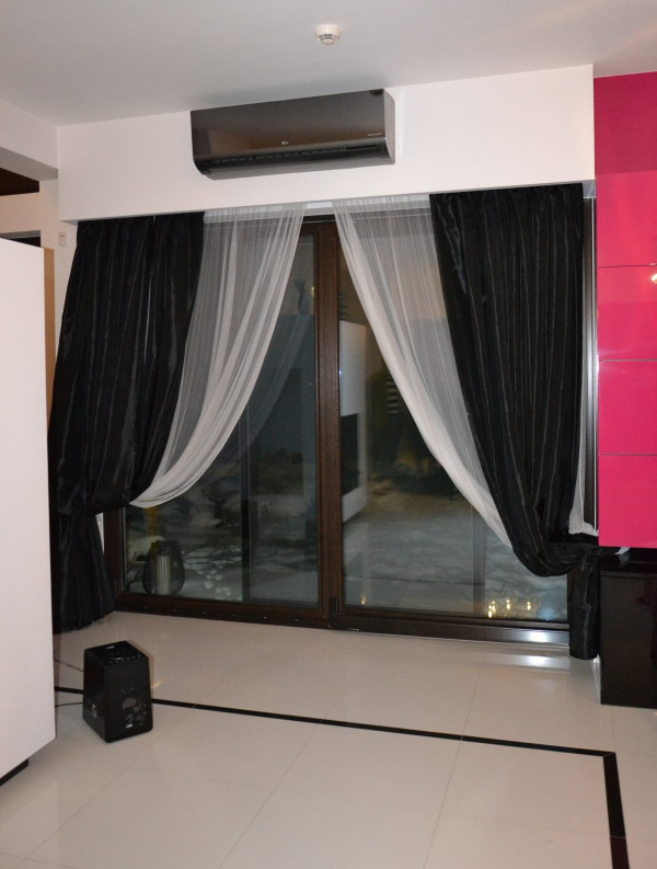 Czarna jednostka wewnętrzna klimatyzatora