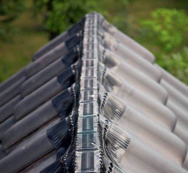 W kalenicy, pod gąsiorami dachowymi, układamy specjalną taśmę wentylacyjną