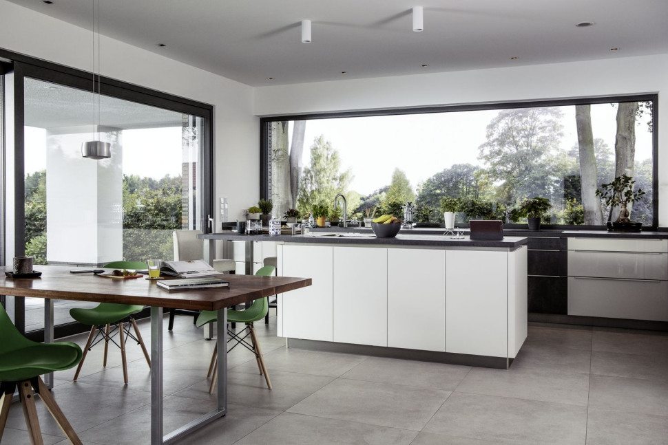 Połączenie zalet nowoczesnych tworzyw z dwukomorowym oszkleniem termoizolacyjnym pozwala dziś uzyskać naprawdę duże okna o wysokim standardzie energetycznym.