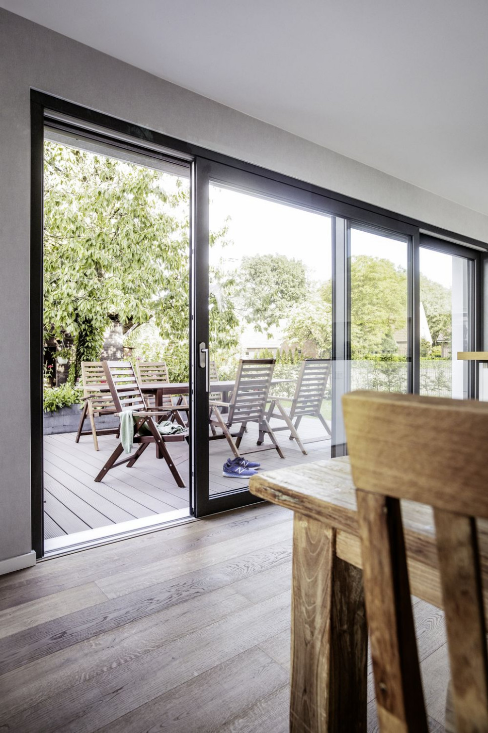 Próg REHAU RAUCERO eliminuje barierę na przejściu z wnętrza domu na taras czy do ogrodu