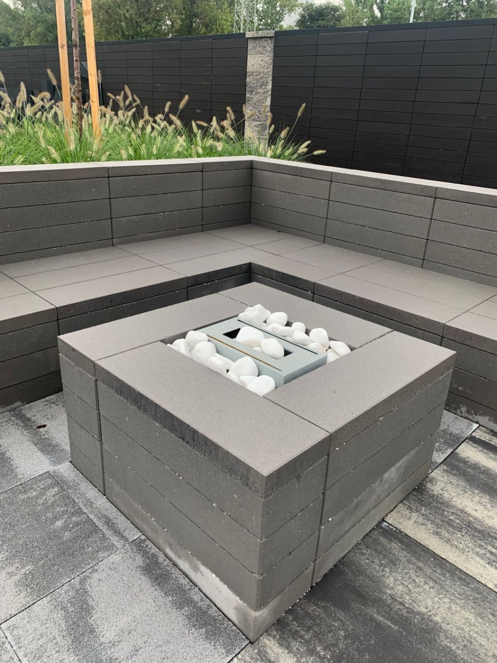 Ławy i palenisko wykonane z bloczków Polbruk Neo