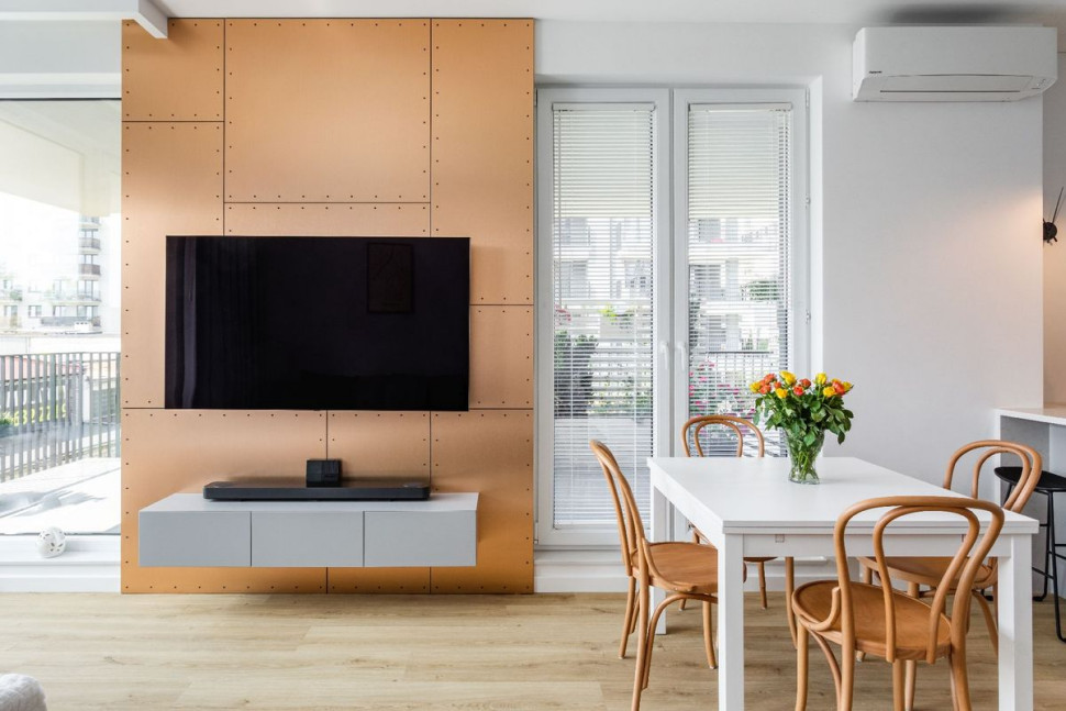 Dekoracyjna ściana z laminatu w salonie