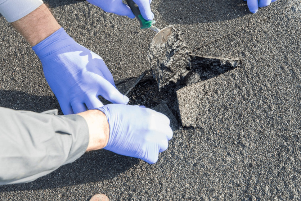 Sposób naprawy punktowego uszkodzenia papy dachowej
