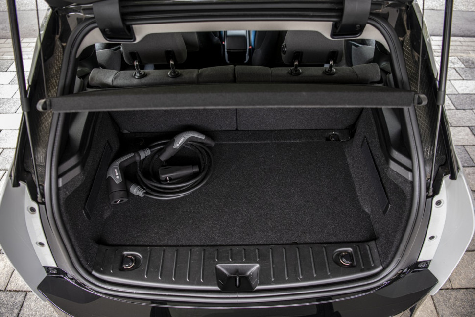 Flexible Smart Charging Cable w bagażniku