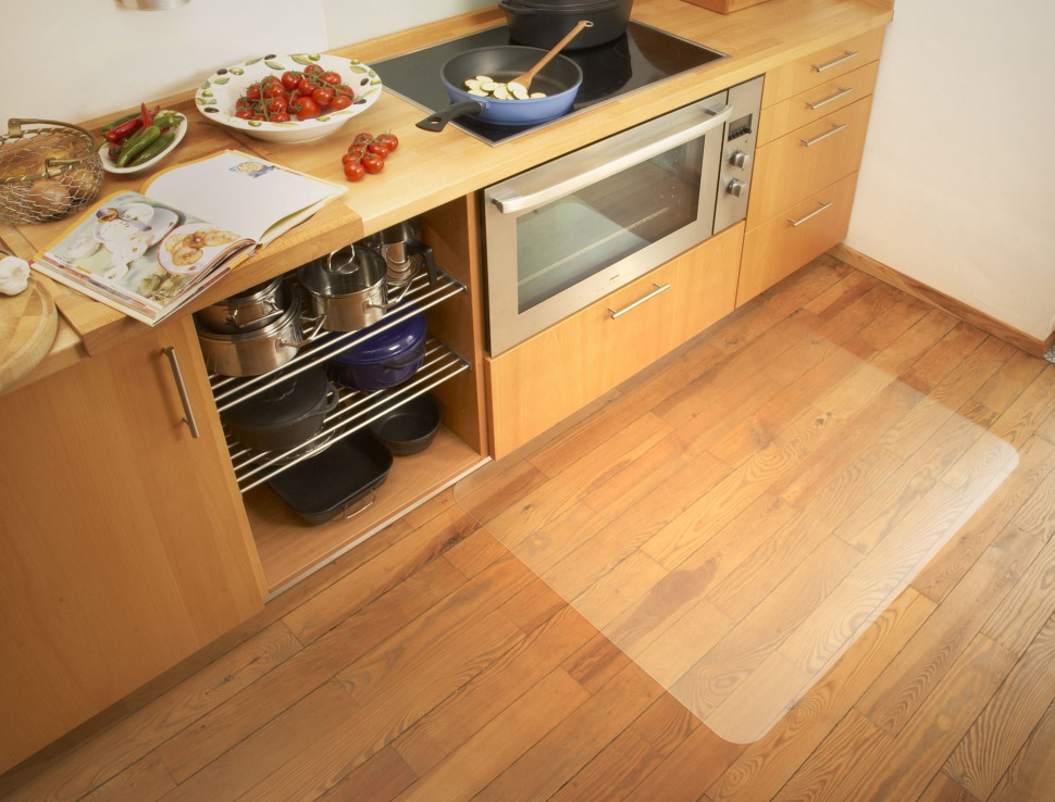Mata ochronna z poliwęglanu na drewnianej podłodze w kuchni. fot. Robelit